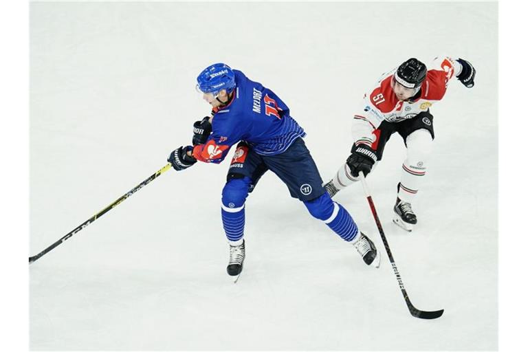 Mannheims Ilari Melart (l) und Frölundas Mats Rosseli-Olsen kämpfen um den Puck. Foto: Uwe Anspach/dpa