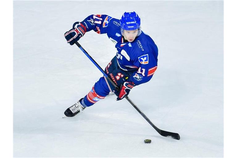 Mannheims Janik Möser spielt den Puck. Foto: Uwe Anspach/dpa/Archivbild