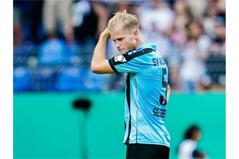 Mannheims Marcel Seegert steht nach Spielende auf dem Spielfeld. Foto: Uwe Anspach/dpa/Archivbild