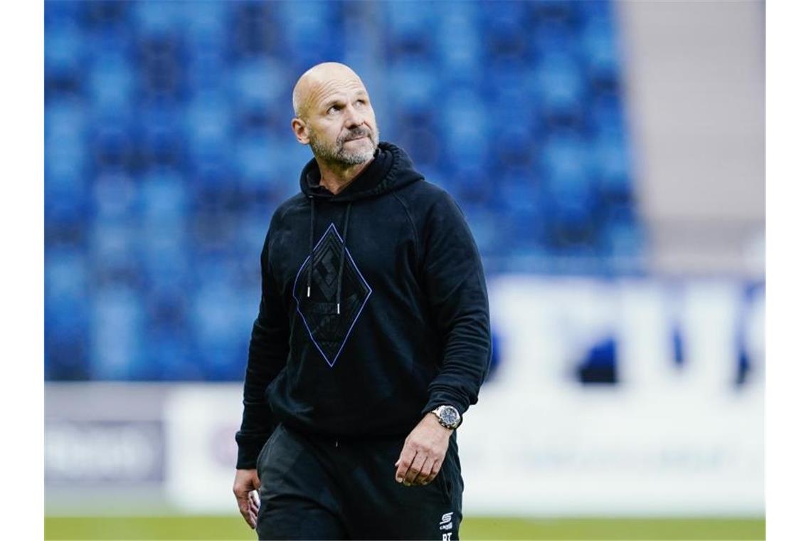 Waldhof Mannheim vor Umbruch: Neuer Trainer gesucht Mannheims Trainer Bernhard Trares geht übers Spielfeld. Foto: Uwe Anspach/dpa/Archivbild