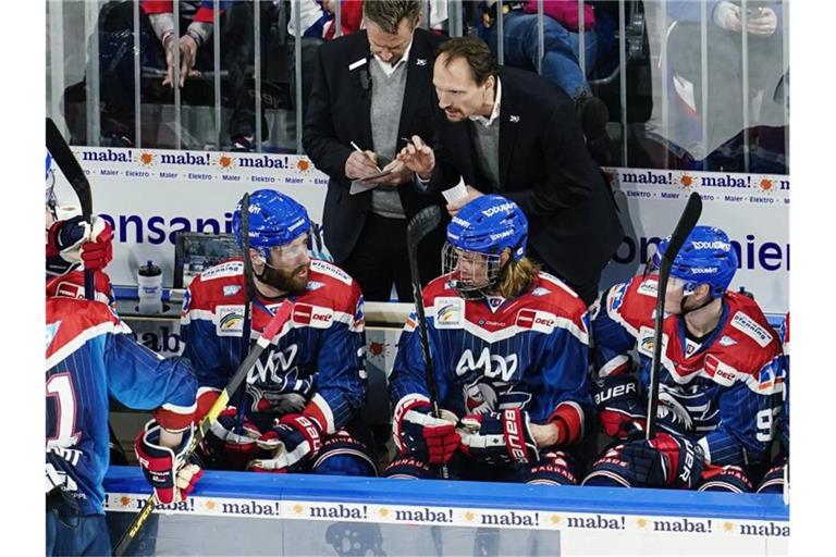 Mannheims Trainer Pavel Gross spricht mit seinen Spielern. Foto: Uwe Anspach/dpa/Archivbild