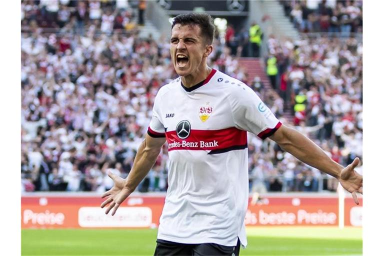 Marc Oliver Kempf vom VfB Stuttgart jubelt. Foto: Tom Weller/dpa/Archiv