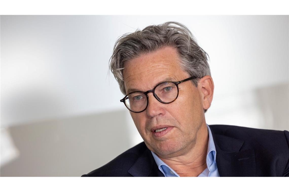 Marcel de Groot, der CEO von Vodafone Deutschland, spricht in der Firmenzentrale mit einem Journalisten.