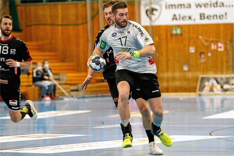 Marcel Schliedermann (am Ball) empfängt mit dem TV Emsdetten seinen Bruder. Foto: Imago