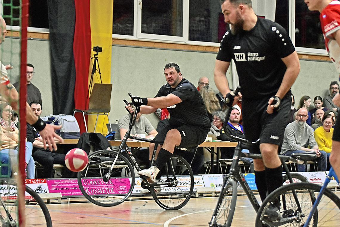 Marcel Schüle (links) zieht ab, während sein Waldremser Teamkollege Björn Bootsmann auf den Abstauber lauert. Foto: Tobias Sellmaier