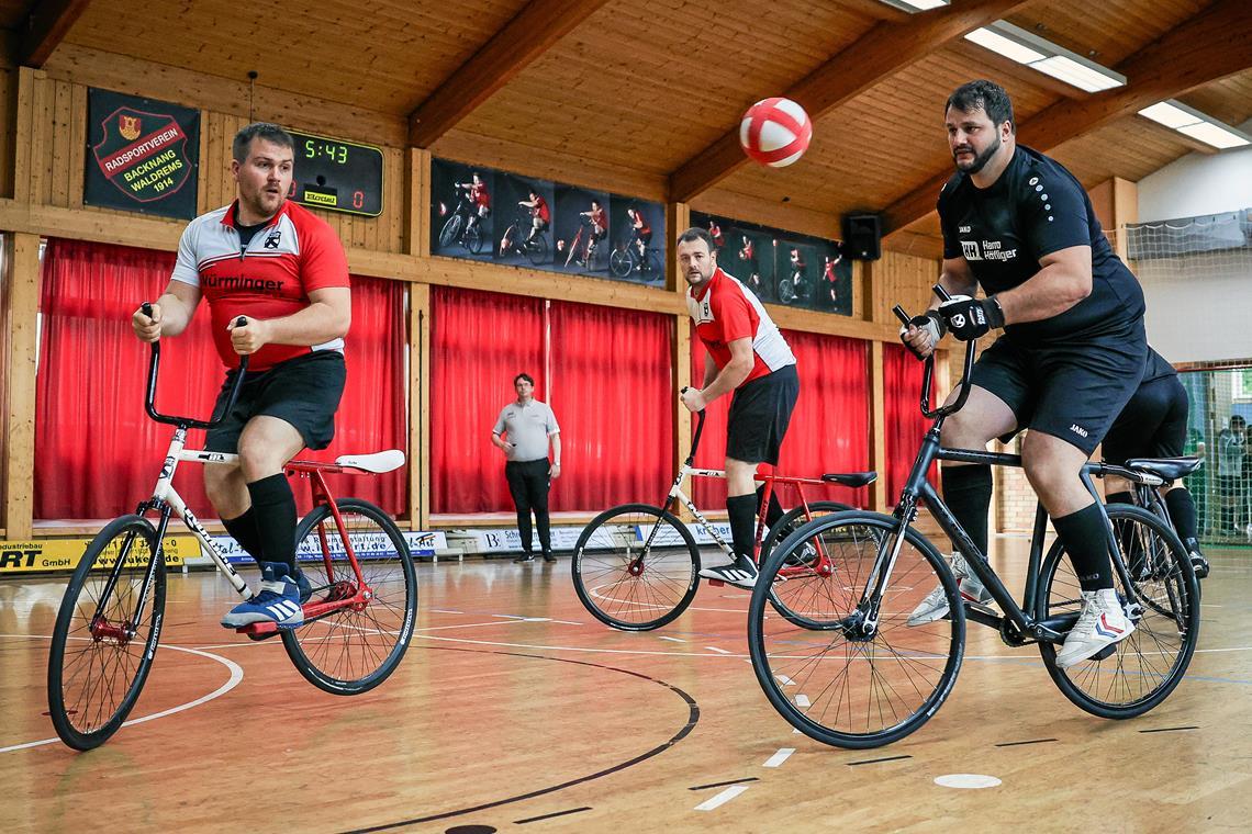 Marcel Schüle (rechts) und sein langjähriger Mitstreiter Björn Bootsmann starten gegen Stein II mit einer unglücklichen 4:5-Niederlage in den Heimspieltag. Foto: Alexander Becher