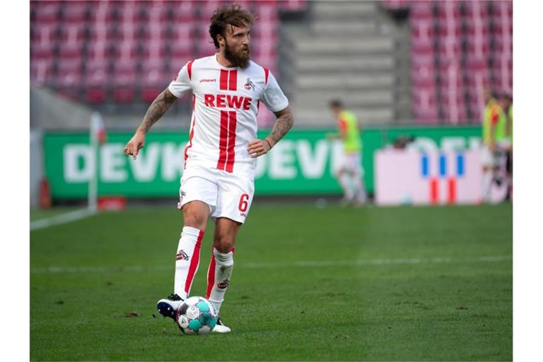 Marco Höger spielt den Ball. Foto: Federico Gambarini/dpa/Archivbild