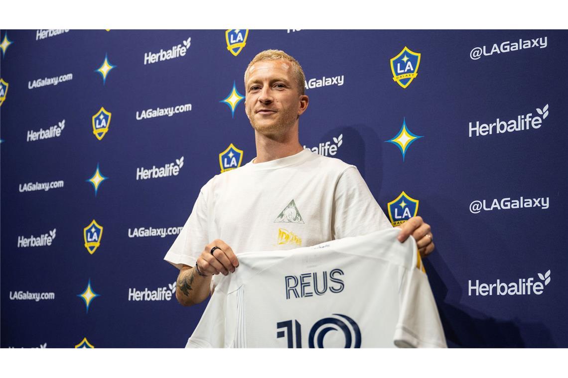 Marco Reus zeigt sein neues Trikot bei Los Angeles Galaxy.