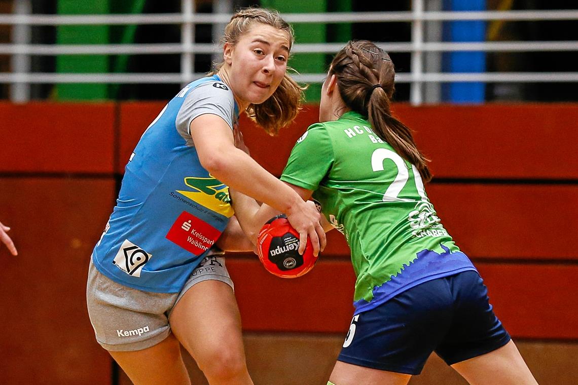 Maren Haberl (am Ball) ist die beste Torschützin der SGW-Handballerinnen. Foto: Alexander Becher