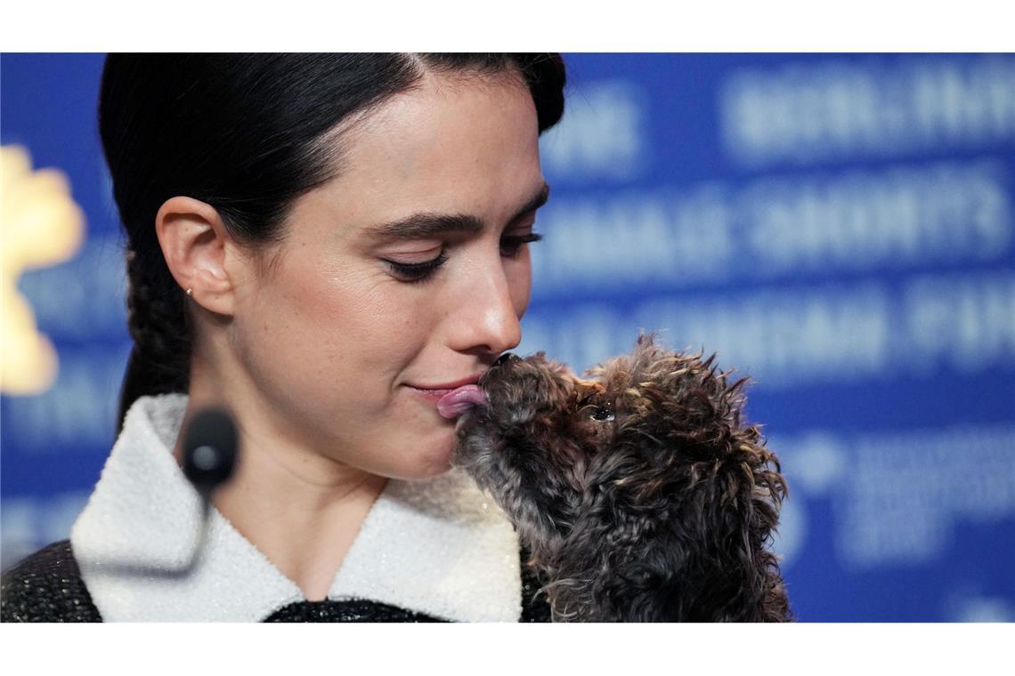 Margaret Qualley präsentierte ihren Hund erstmals der Öffentlichkeit.