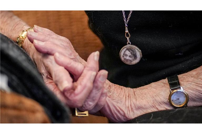 Margot Friedländer trägt ein Amulett mit dem Bild ihrer Mutter, die wie ihr Bruder im NS-Vernichtungslager Auschwitz ermordet wurden.