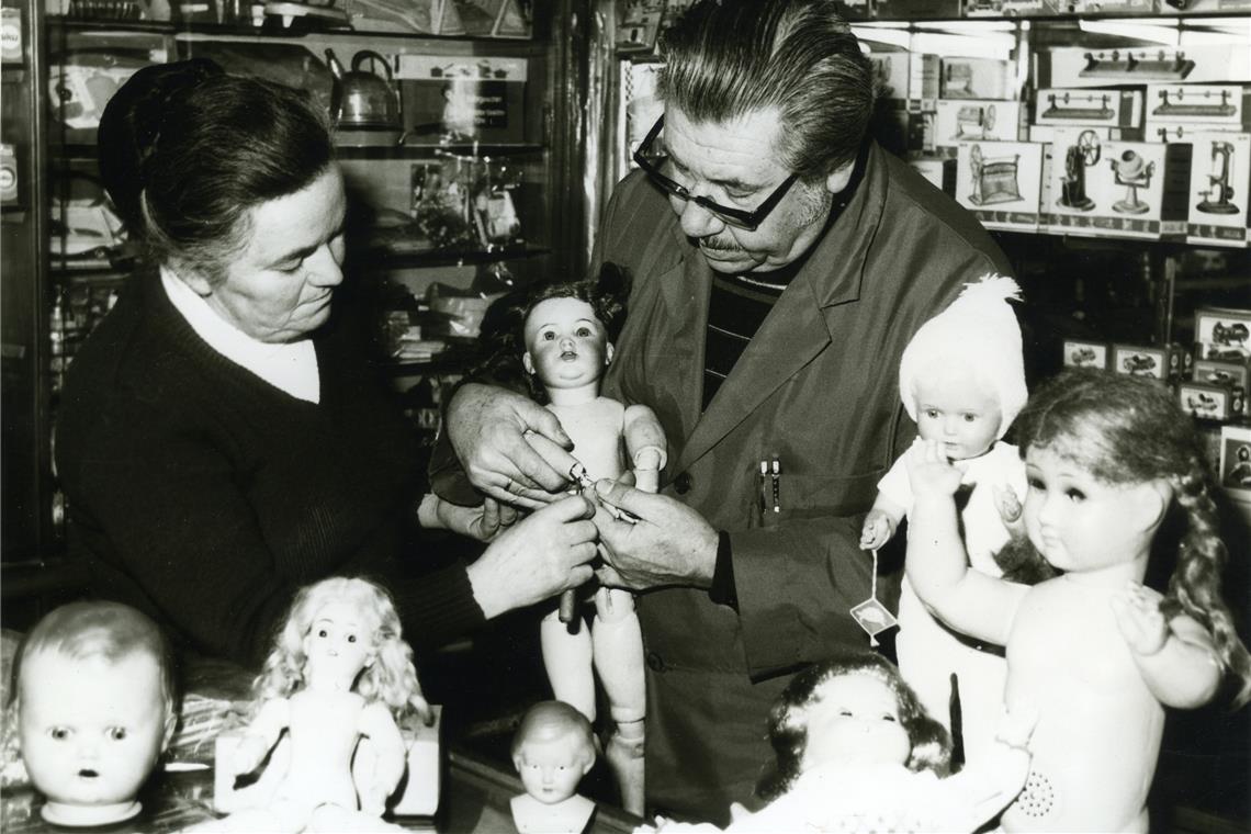 Maria und Eugen Kübler in ihrer Puppenklinik am Adenauerplatz in den 1960er-Jahren.