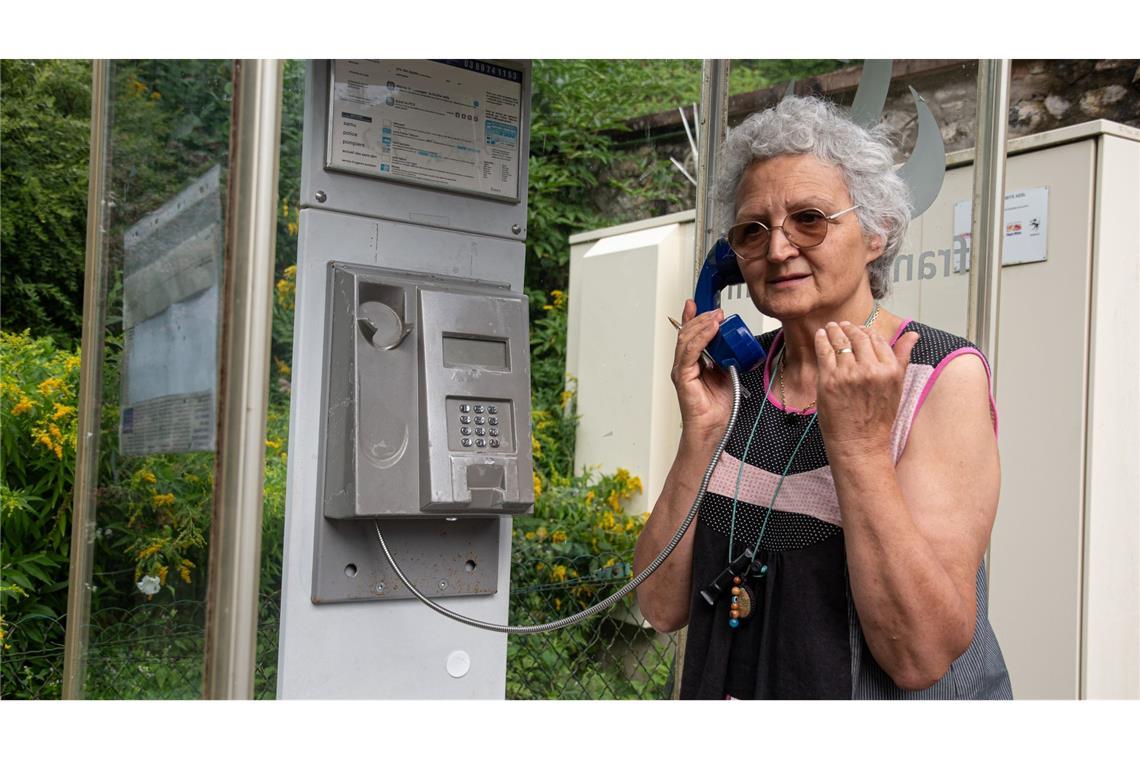 Marie-Claude König nimmt in Murbach einen Anruf entgegen. In der Telefonzelle im Elsass rufen Menschen aus der ganzen Welt an.