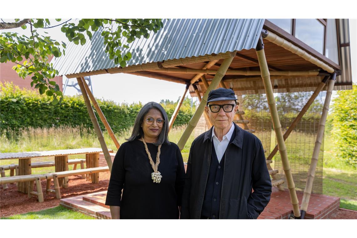 Marina Tabassum und Rolf Fehlbaum. „Marina Tabassum kombiniert Entwürfe, die man von einer urbanen Architektin erwartet, mit Pro-Bono-Initiativen unter sehr schwierigen Bedingungen mit Gemeinden in abgelegenen Gebieten zusammen. Sie ist ein Vorbild für eine gesellschaftlich engagierte Architekturpraxis“, sagt Rolf Fehlbaum, auf dessen Initiative ein Khudi Bari auf dem Campus aufgestellt wurde – als Beispiel einer architektonischen Haltung und konkreten Antwort auf Probleme, die durch die Klimakrise verschärft werden.