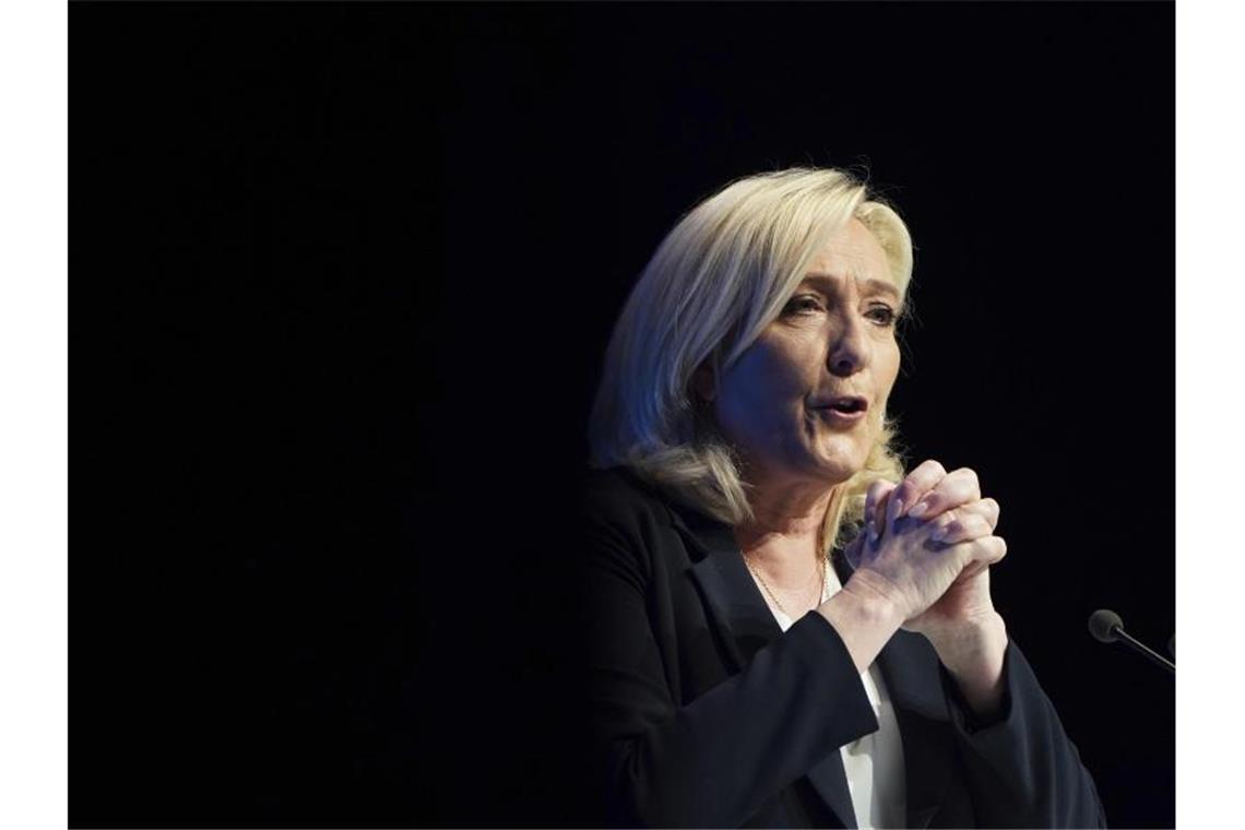 Bei Frankreichwahl zeichnet sich Duell Macron-Le Pen ab Marine Le Pen, Vorsitzende der rechtsextremen Partei Rassemblement National (RN), bei einer Wahlkampfveranstaltung. Foto: Laurent Cipriani/AP/dpa