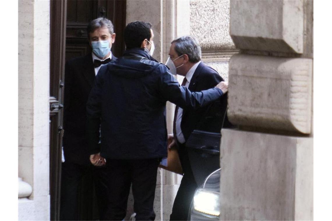 Regierung in Italien in Sicht? Draghi sondiert Lage Mario Draghi (r.), frühere Chef der Europäischen Zentralbank, kommt in der Abgeordnetenkammer in Rom an. Foto: Mauro Scrobogna/LaPresse/dpa