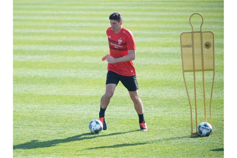 Mario Gomez (r) spielt während des ersten Trainings in Kleingruppen einen Ball. Foto: Sebastian Gollnow/dpa