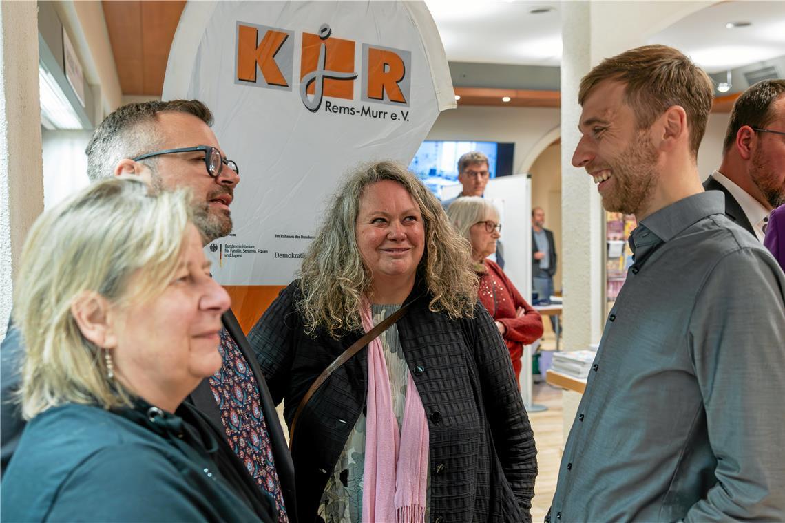 Marita Trautner (2. von rechts und Markus Lenz (rechts) im Gespräch mit Daniel Mouratidis und Ulrike Sturm beim „Walk durch die Vereine“. Foto: Alexander Becher