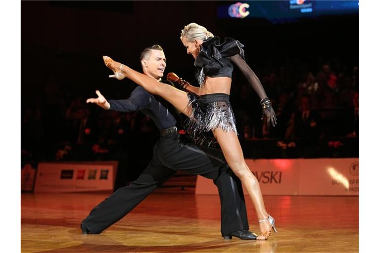 Marius Balan und Khrystyna Moshenska aus Deutschland tanzen bei den 33. German Open Championships (GOC) im vergangenen Jahr. Foto: Catherine Simon/dpa/Archivbild