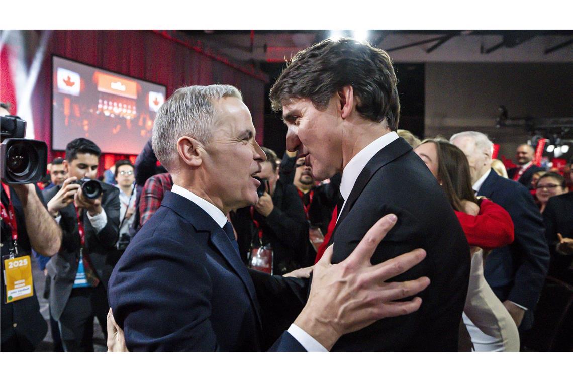 Mark Carney umarmt Premierminister Justin Trudeau, nachdem er auf der Wahlveranstaltung der Liberalen in Ottawa, Ontario, zum Sieger erklärt wurde.