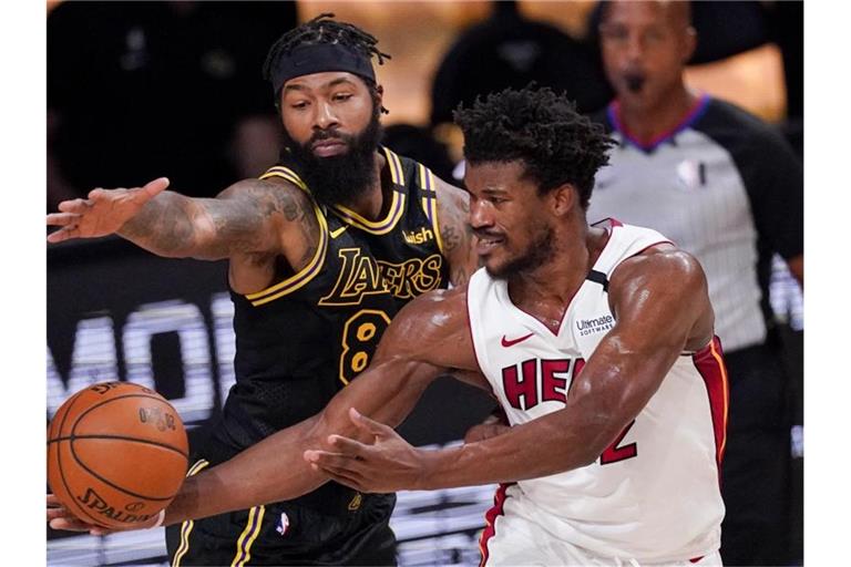 Markieff Morris (l) von den Los Angeles Lakers verteidigt gegen Miamis Jimmy Butler. Foto: Mark J. Terrill/AP/dpa