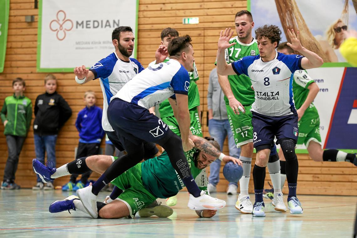 Markus Dangers (am Boden) und Drittligist HC Oppenweiler/Backnang lieferten sich mit der italienischen Nationalmannschaft um Marco Magro (Mitte) und Giacomo Savini (rechts) trotz der am Ende klaren 33:39-Niederlage ein überaus interessantes Testspiel. Foto: Alexander Becher