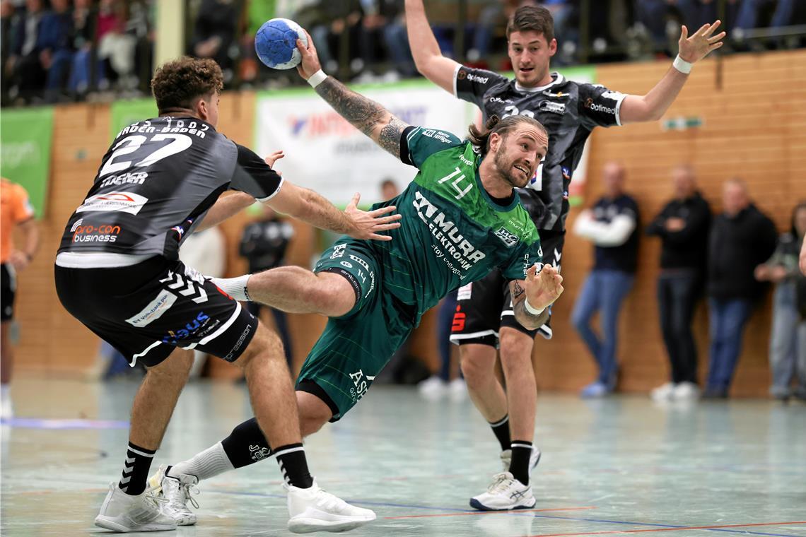 Markus Dangers (beim Wurf) hat von allen HCOB-Spielern den kürzesten Weg zur neuen Halle. Foto: Alexander Becher