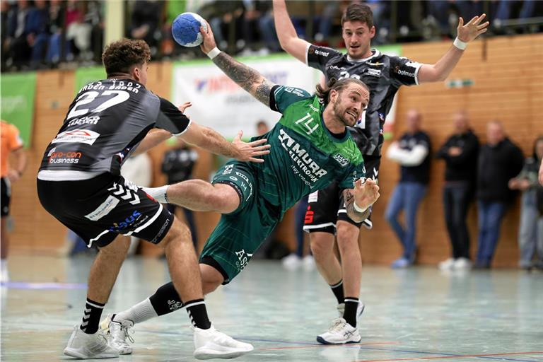 Markus Dangers (beim Wurf) hat von allen HCOB-Spielern den kürzesten Weg zur neuen Halle. Foto: Alexander Becher