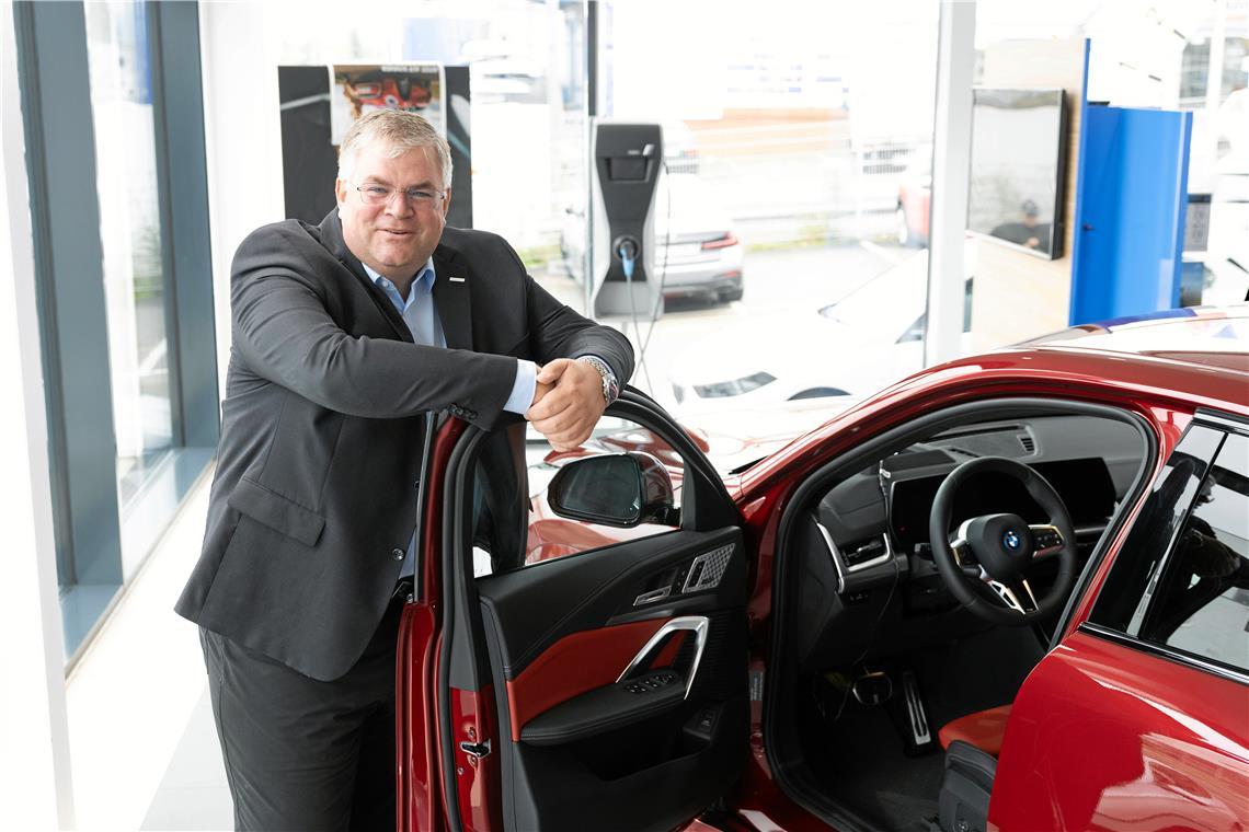 Markus Mulfinger hat beobachtet, dass im Vergleich zu 2023 wieder deutlich mehr Elektrofahrzeuge gekauft werden. Foto: Alexander Becher 