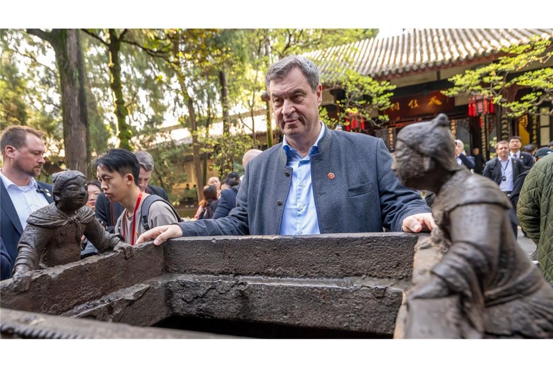 Markus Söder besucht den Wuhou-Schrein in Chengdu.