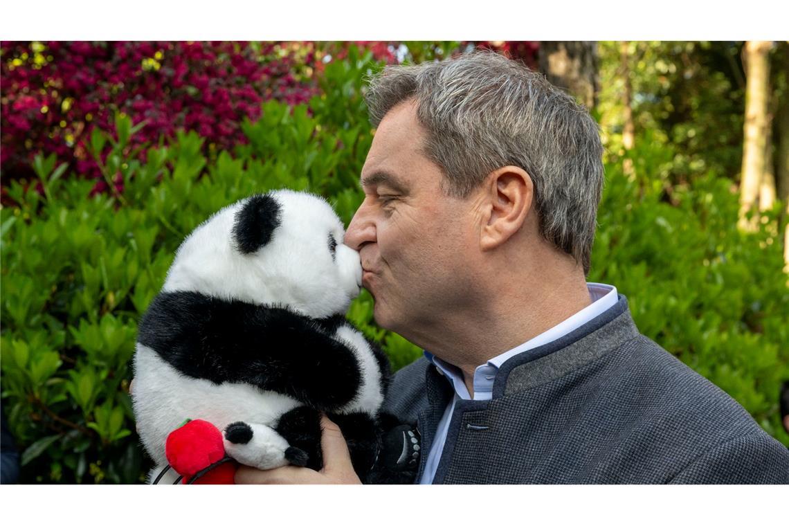 Markus Söder hat als Gastgeschenk einen Panda-Plüschbären bekommen.