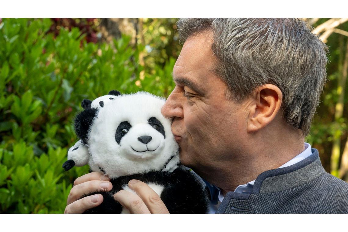 Markus Söder herzt einen Plüsch-Panda.