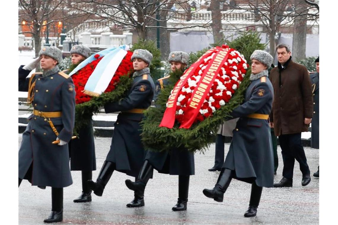 CSU-Chef Söder trifft Kremlchef Putin in Moskau Markus Söder legt an der Kremlmauer am Grab des Unbekannten Soldaten einen Kranz nieder. Foto: Evgenia Novozhenina/Pool Reuters/AP/dpa