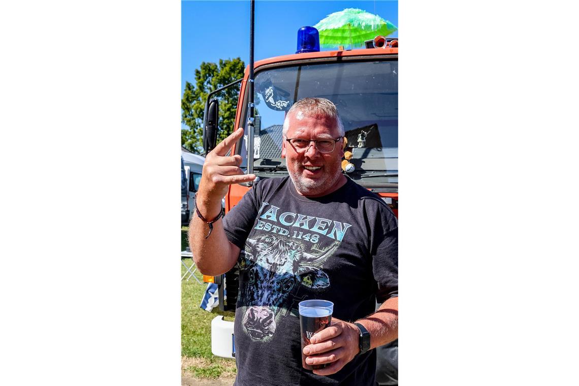 Martin Bohmann aus dem Osnabrücker Land feiert vor seinem historischen Feuerwehrwagen