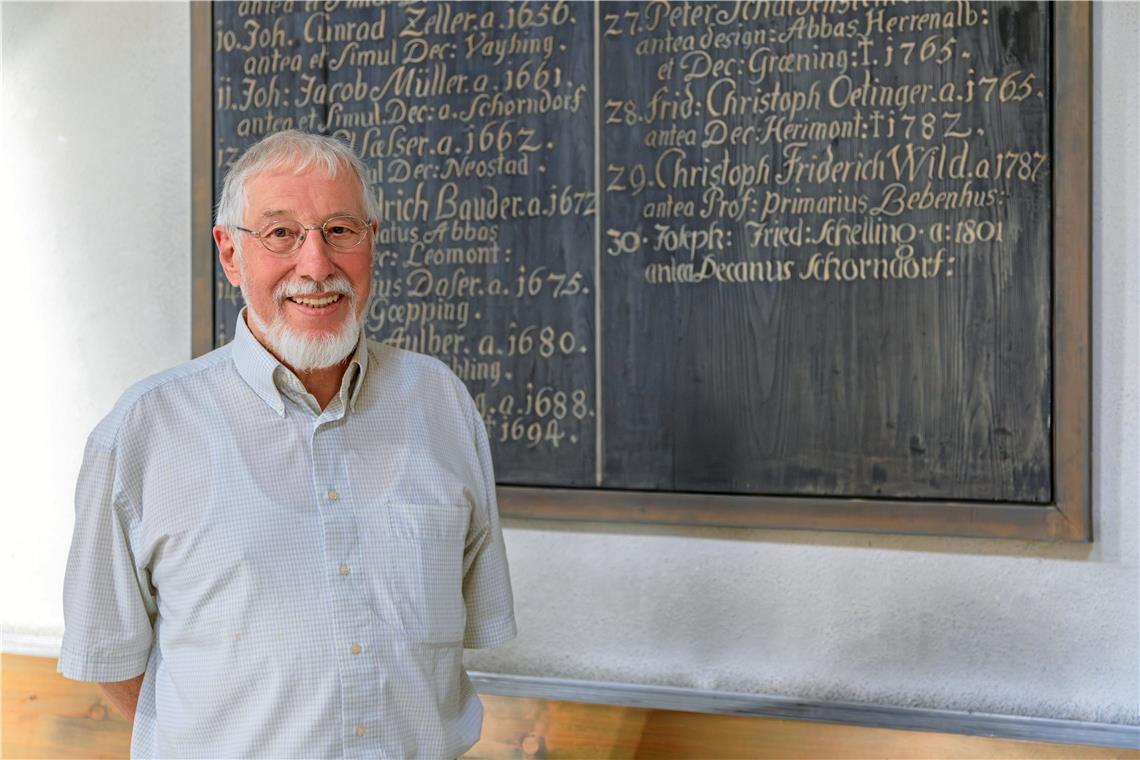 Martin Pfender an der Wandtafel in der Stadtkirche Murrhardt, wo sich der Hinweis auf Joseph Friedrich Schelling, Schellings Vater, findet. Nach seinem Wirken als Dekan in Schorndorf kam er 1801 als letzter Prälat in die Walterichstadt und wirkte dort bis 1807. Foto: Stefan Bossow