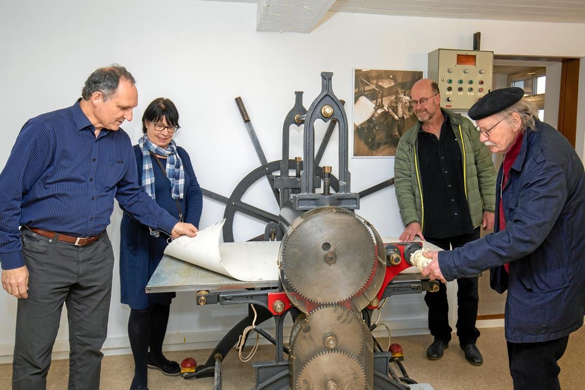 Martin Schick, Gabriele Frik-Heintschel, Ulrich Olpp und Roland Winkler (von links) begutachten die Presse von Hermann Heintschel in der Backnanger Jugendkunstschule. Foto: A. Becher