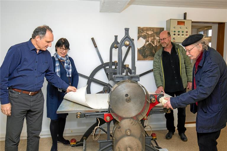 Martin Schick, Gabriele Frik-Heintschel, Ulrich Olpp und Roland Winkler (von links) begutachten die Presse von Hermann Heintschel in der Backnanger Jugendkunstschule. Foto: A. Becher