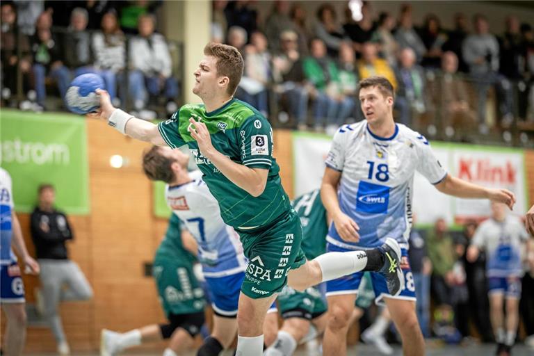 Martin Schmiedt avanciert im Heimspiel gegen Kornwestheim mit sieben Toren zum treffsichersten HCOB-Schützen. Foto: Alexander Becher