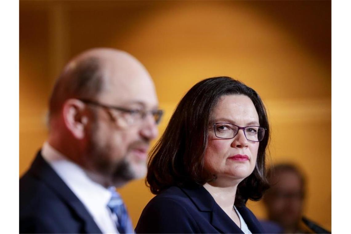 Schulz will in der SPD-Fraktion gegen Nahles antreten Martin Schulz soll Medienberichten zufolge planen gegen Andrea Nahles um den SPD-Fraktionsvorsitz zukandidieren. Foto: Kay Nietfeld/Archiv