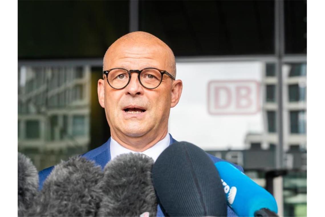 Martin Seiler, Personalvorstand der DB, gibt ein Pressestatement. Foto: Christoph Soeder/dpa/Archivbild