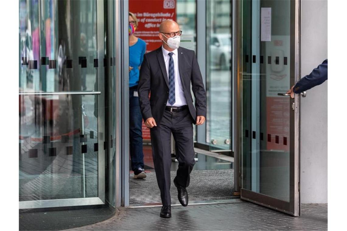 Martin Seiler, Personalvorstand der Deutschen Bahn, kommt zu einem Pressestatement. Foto: Christophe Gateau/dpa