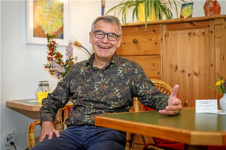 Martin Stierand, mittlerweile im Ruhestand, reist für sein Leben gern. Bei seiner Arbeit als Klinikseelsorger ließ sich durch seine internationale Reiseerfahrung auch so manche Brücke zu Menschen schlagen, die ihre Wurzeln in Ländern hatten, die er kennengelernt hat. Foto: Stefan Bossow