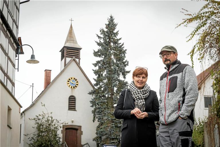 Martina Muck und Stefan Soldner wollen die Kirche in Mittelschöntal mit Veranstaltungen beleben. Dafür soll ein Verein gegründet werden, für den sie noch weitere Mitstreiter suchen.Foto: Alexander Becher