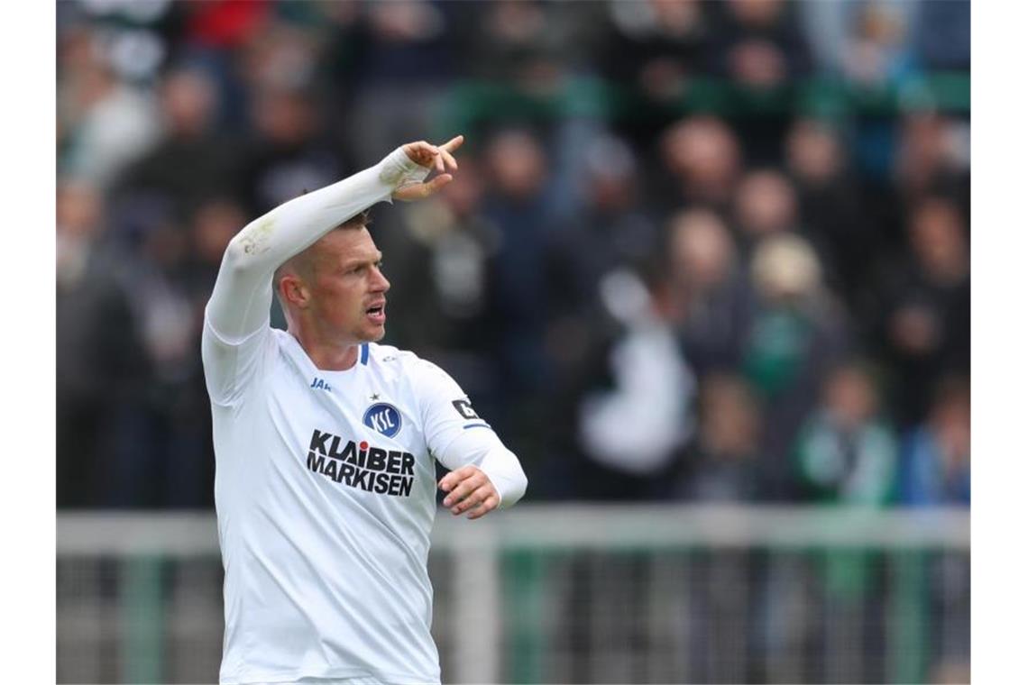 Fans wählen KSC-Stürmer Pourié zum Spieler der Saison Marvin Pourie vom Karlsruher SC jubelt. Foto: Friso Gentsch/Archiv
