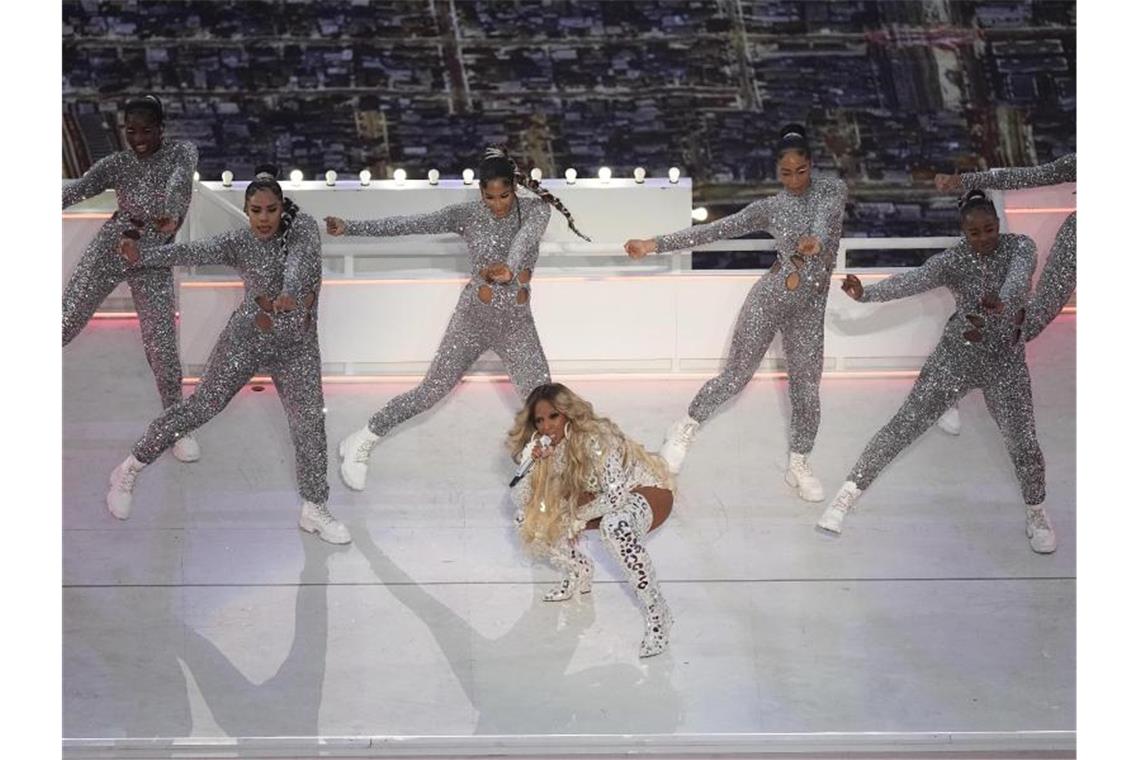 Mit Überraschungsgast: Stars feiern Rap-Party in Halbzeit Mary J. Blige mit Tänzerinnen. Foto: Matt Rourke/AP/dpa
