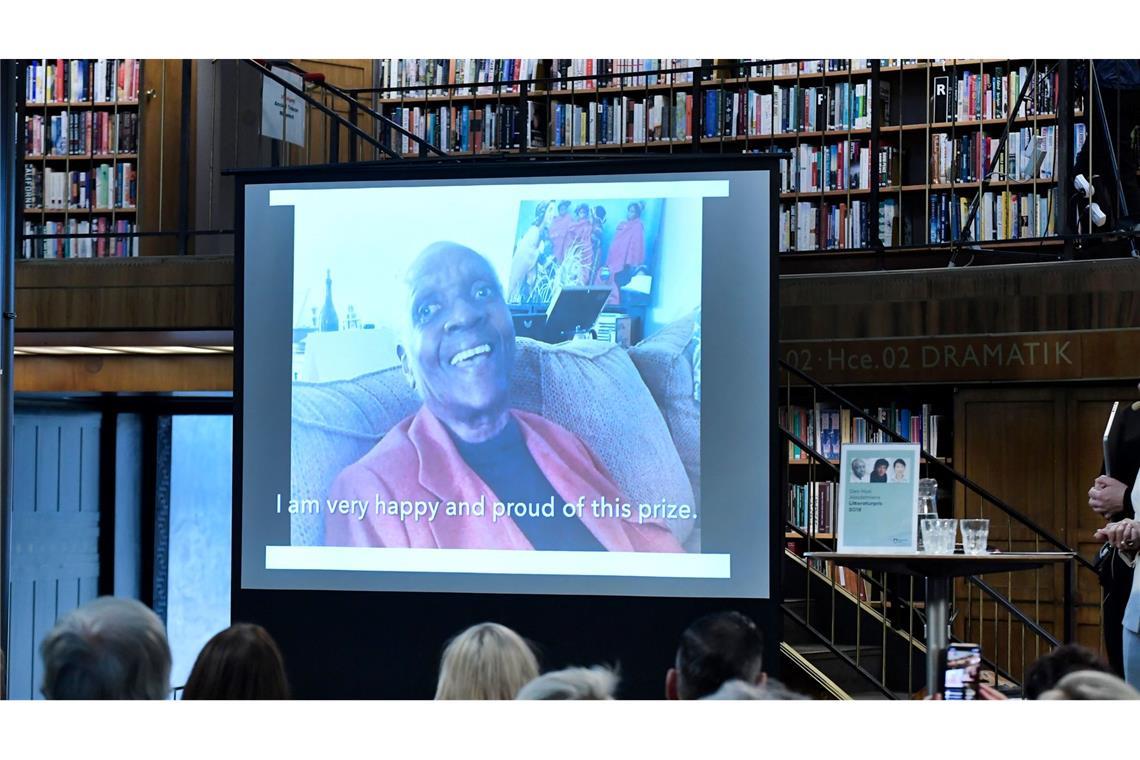 Maryse Condé 2018 nach der Verleihung des Alternativen Nobelpreises auf der Videowand in der Stadtbibliothek Stockholm.