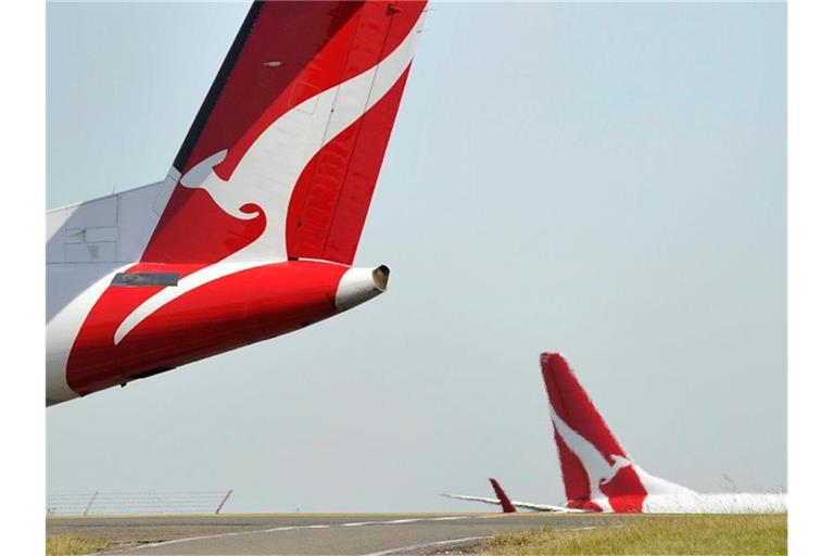 Maschinen der australischen Airline Qantas stehen am Sydney International Airport. Qantas will nach der Entdeckung eines Risses im Rumpf eines Passagierflugzeugs vom Typ Boeing 737 mehrere baugleiche Flugzeuge prüfen. Foto: Joel Carrett/epa/dpa