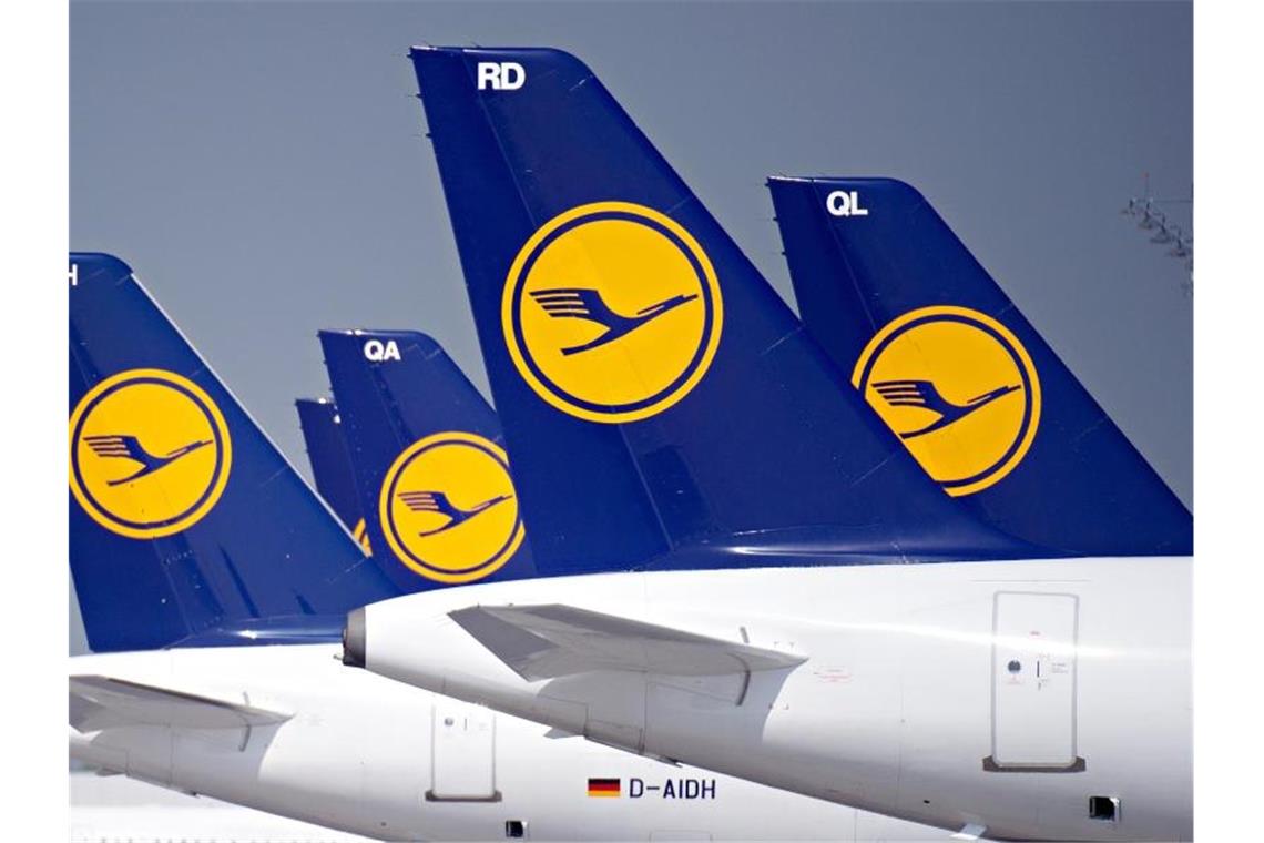 Maschinen der Lufthansa stehen auf dem Flughafen "Franz Josef Strauß" in München. Foto: Nicolas Armer/dpa