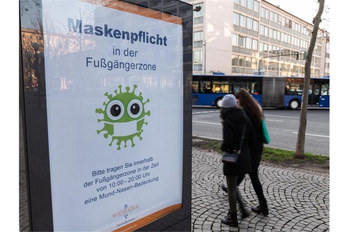 Wo passieren die Corona-Ansteckungen? „Maskenpflicht in der Fußgängerzone“: Der Lockdown schränkt das öffentliche Leben in Deutschland empfindlich ein. Foto: Silas Stein/dpa