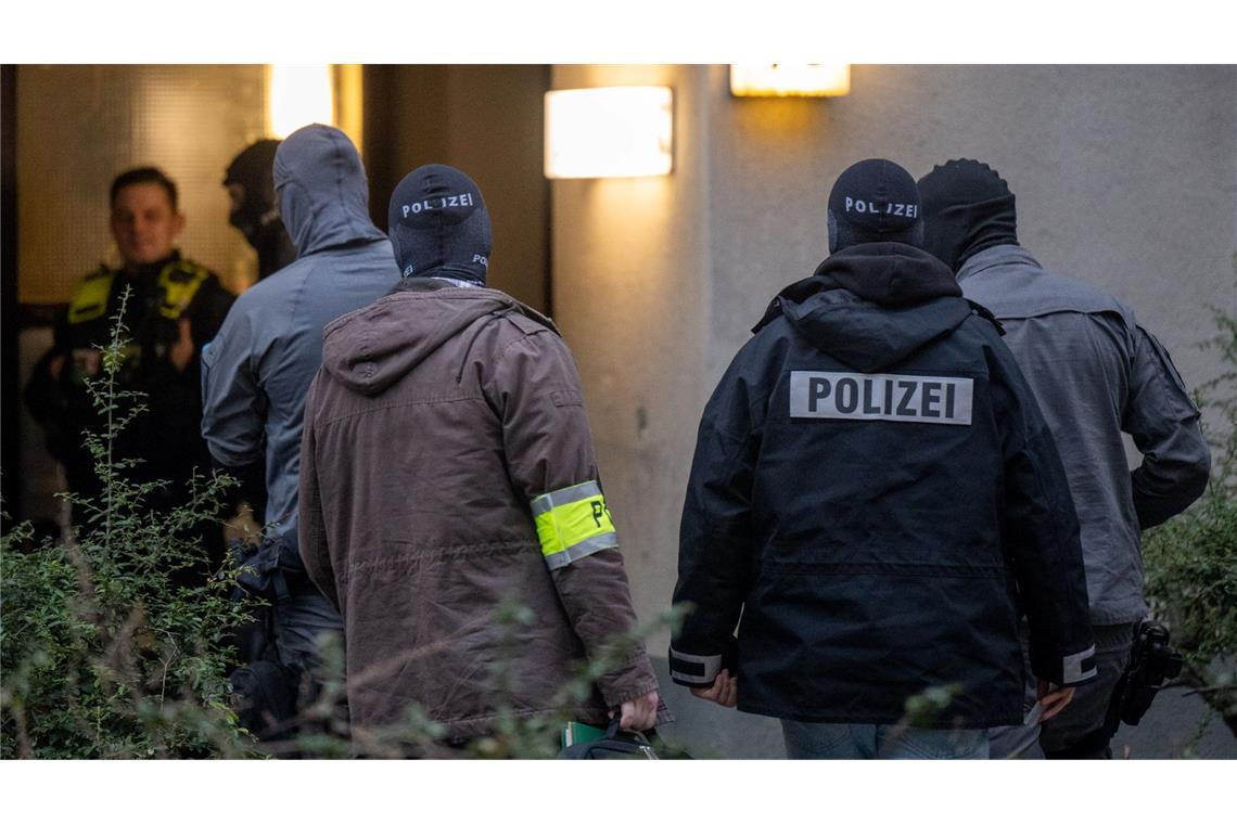 Maskierte Polizisten betreten am 1. März das Wohnhaus der früheren RAF-Terroristin Daniela Klette in Berlin-Kreuzberg.